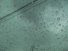 灰色の空と雨粒
