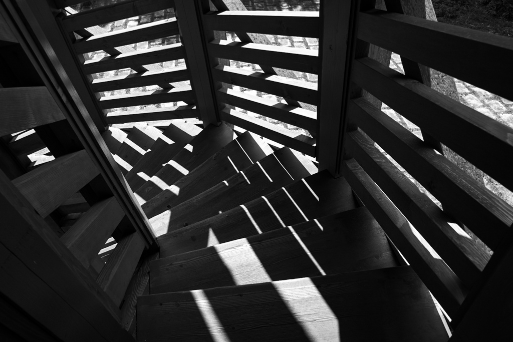 影のある階段