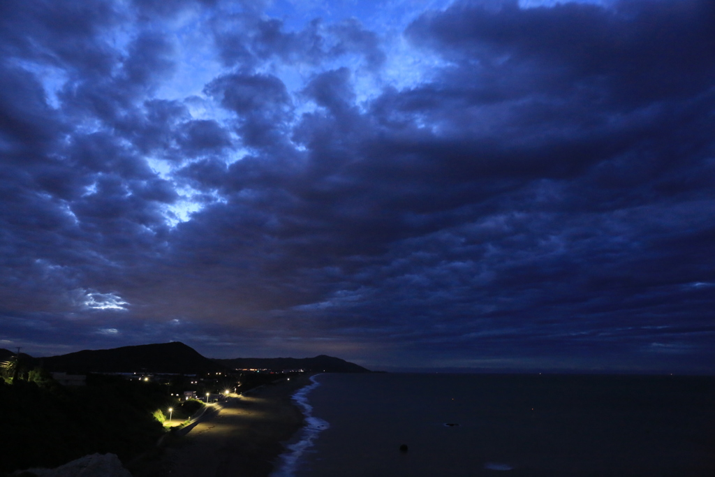 雲が主役、ひっそり朝焼け