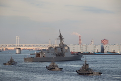 親子みたいなイージス艦とタグボート