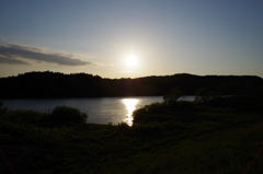 夕暮れの川辺にて