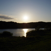夕暮れの川辺にて