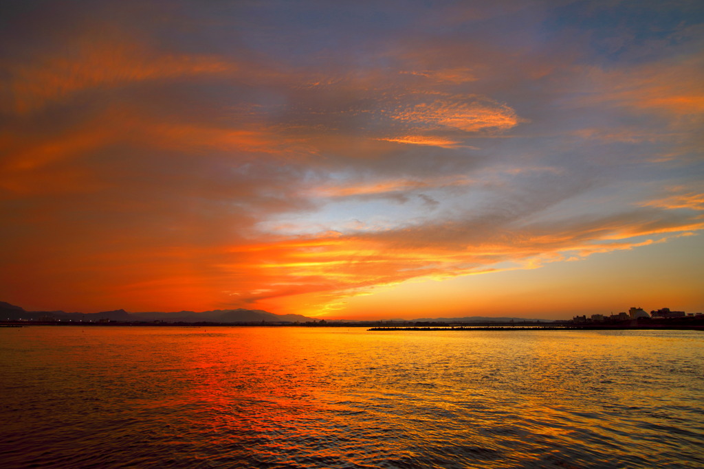 河口の燃える夕焼け - ②