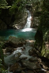 深い渓谷の流れ - ①