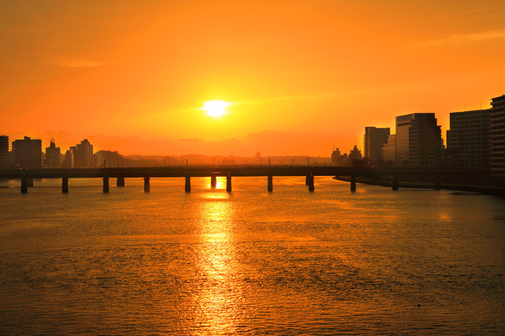 川の夕暮れ (日没前)