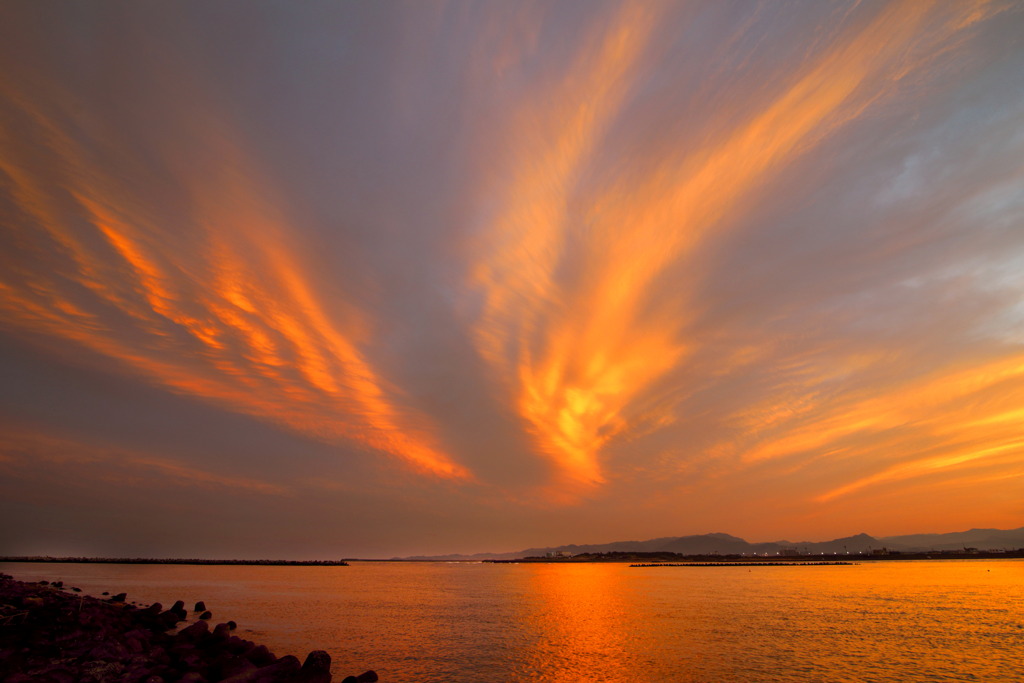 河口の燃える夕焼け - ③