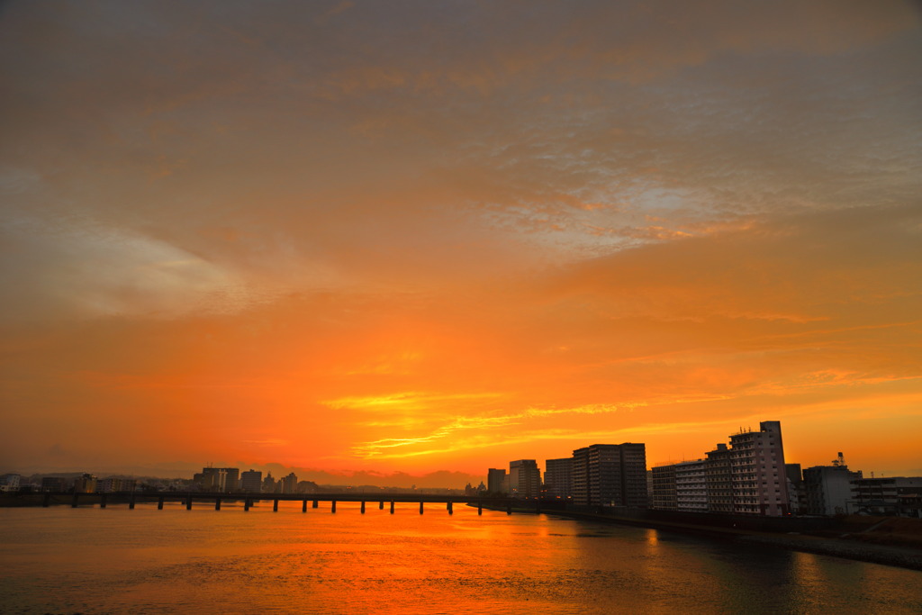 川の夕暮れ (日没後)