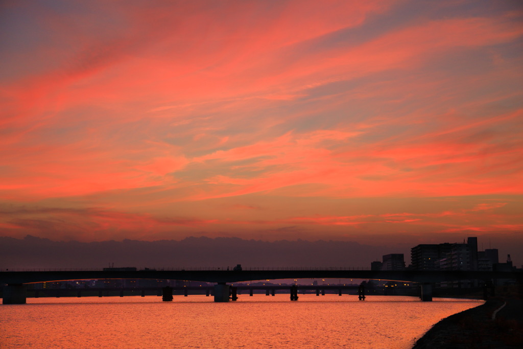 川の夕暮れ (灯りの点く頃)