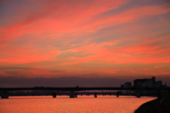 川の夕暮れ (灯りの点く頃)