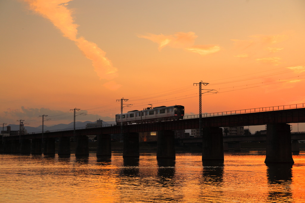 鉄橋 (夕暮れの電車)