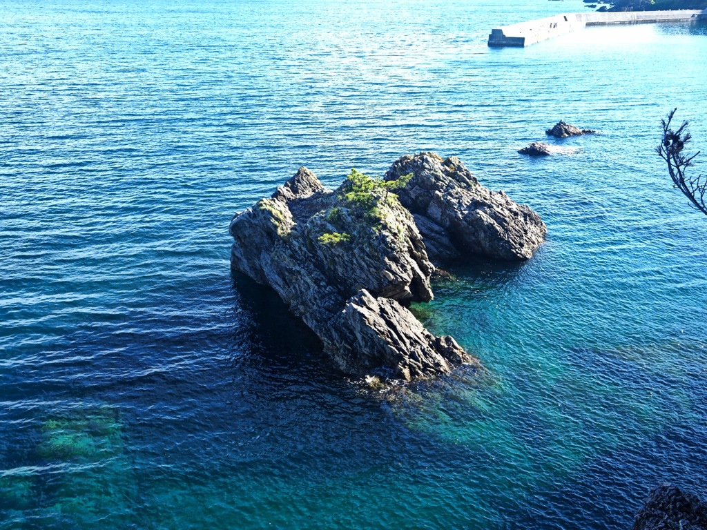 岩 と 海
