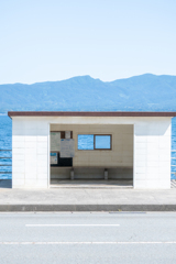 海のそばのバス停