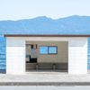 海のそばのバス停