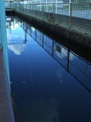 水面の飛行機雲