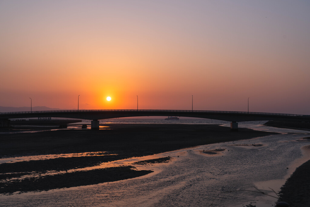はじめて訪れた街の夕暮れ