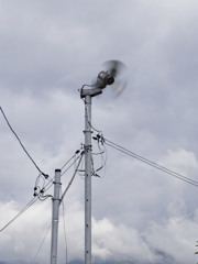 実家の扇風機より見た畑の防霜ファン