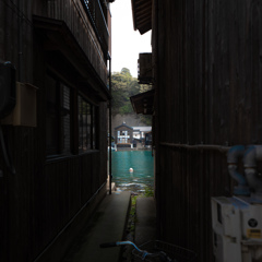 翠玉色の舟屋の狭間
