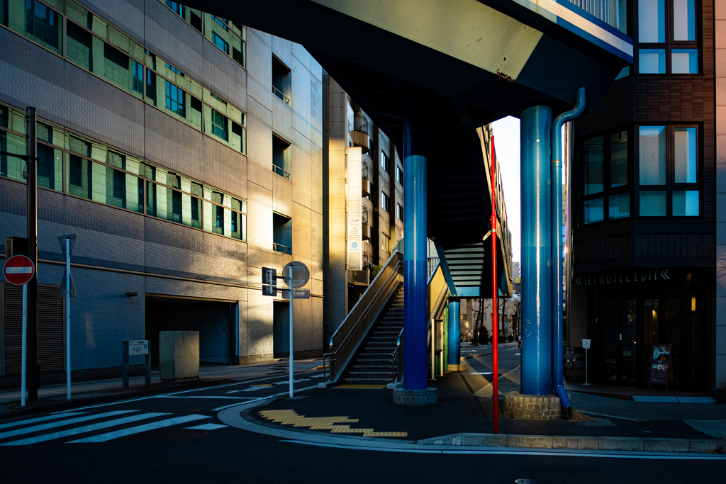 朝の光の歩道橋
