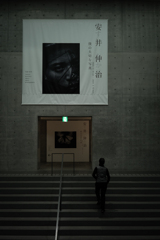 美術館の仲にて