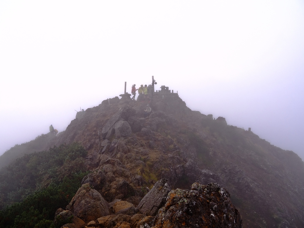 赤岳山頂。視界ゼロ