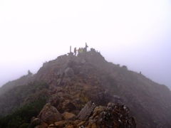 赤岳山頂。視界ゼロ