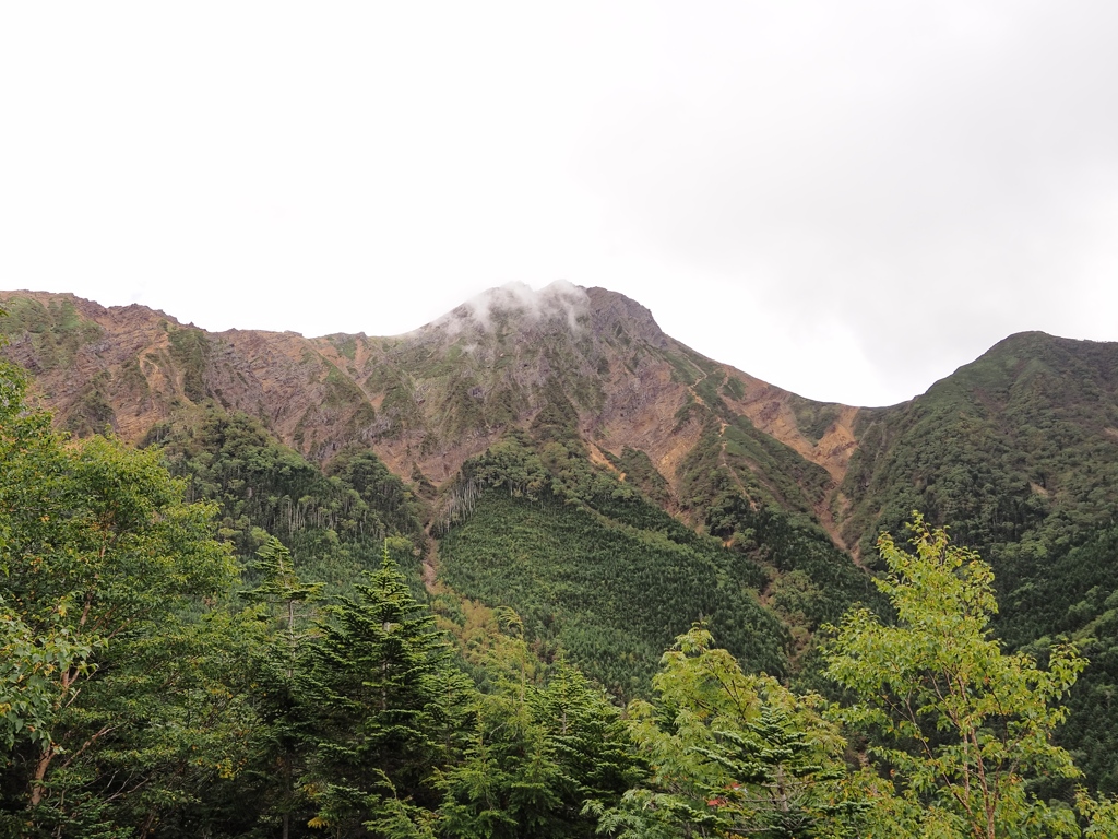 中山展望台から見上げた赤岳は、たしかに赤かった