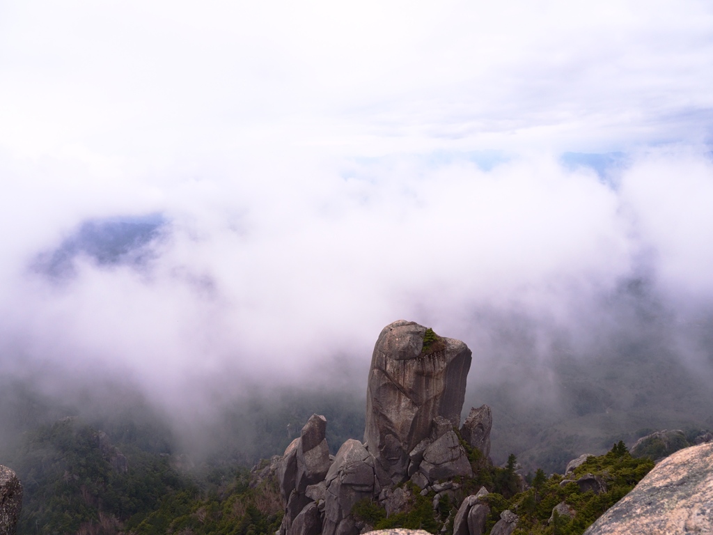 瑞牆山山頂からの眺め。雲が多くて遠くは見づらいけど、迫力ありました。