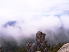 瑞牆山山頂からの眺め。雲が多くて遠くは見づらいけど、迫力ありました。