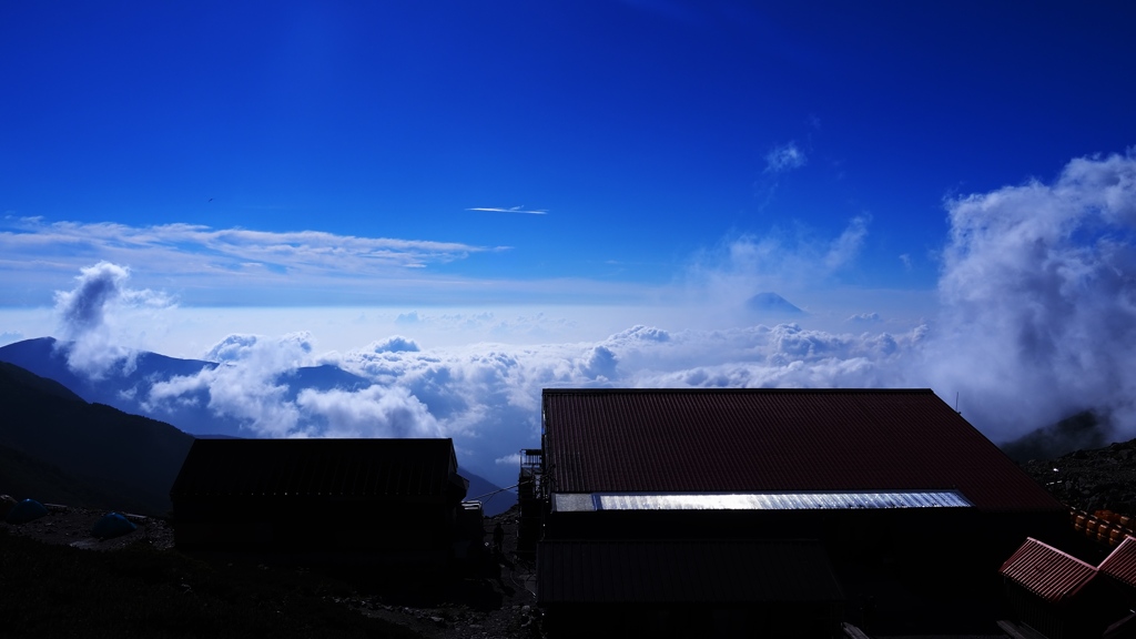 北岳山荘の前に広がる雲海。奥に富士山