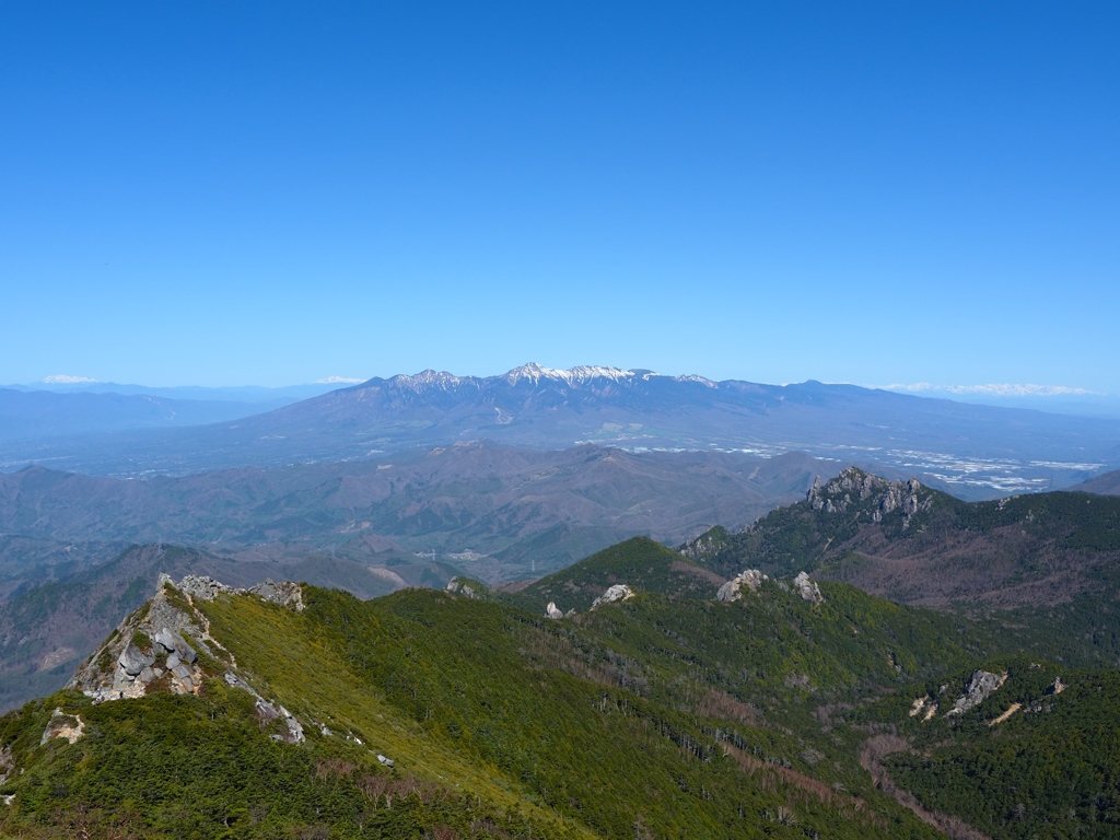 右に瑞牆山が見えます。ここからみると瑞牆山のユニークな形状がよくわかります