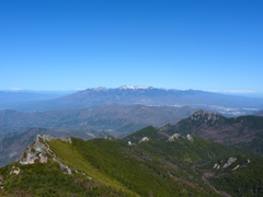 右に瑞牆山が見えます。ここからみると瑞牆山のユニークな形状がよくわかります