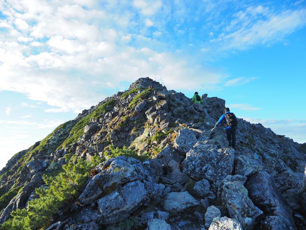北岳山頂を目指す