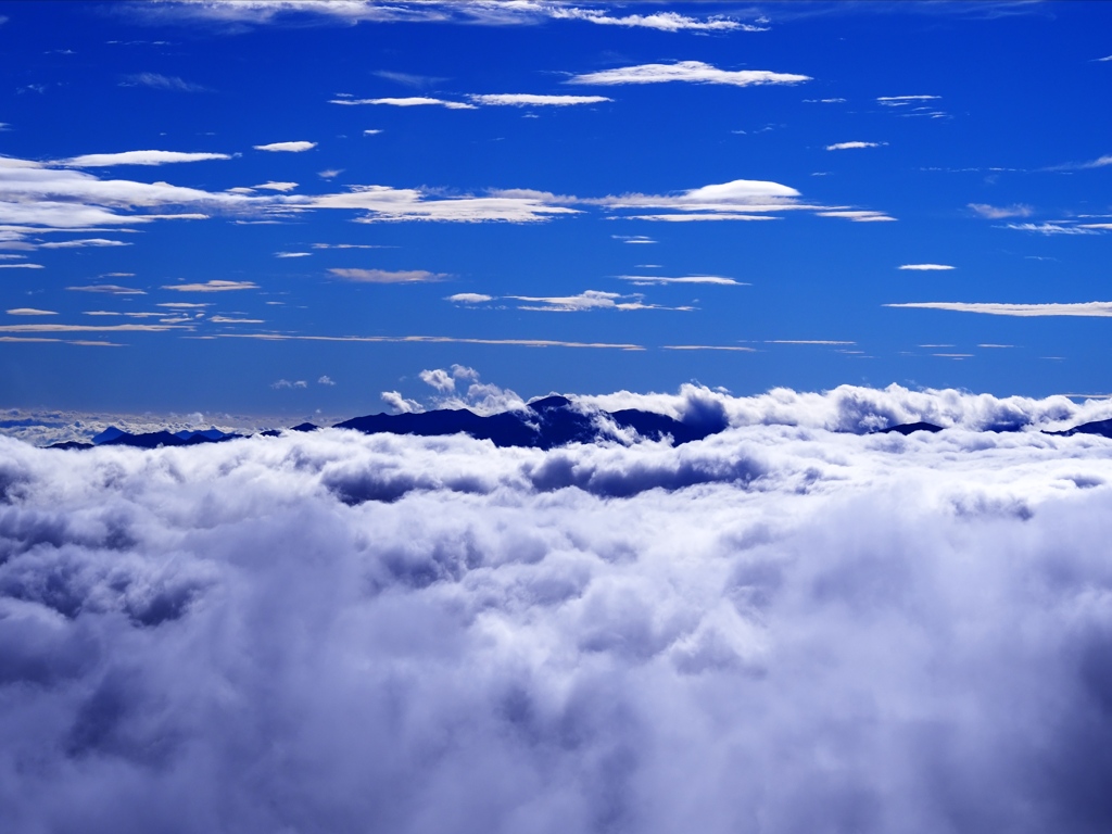 雲海の奥に山並み