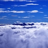 雲海の奥に山並み