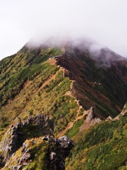 振り返って赤岳からの尾根道を見る。山頂は雲に隠されたまま。