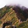 振り返って赤岳からの尾根道を見る。山頂は雲に隠されたまま。