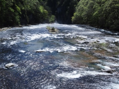 滝に向かって流れる川