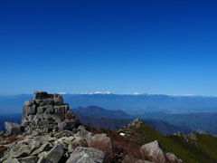 金峰山のシンボル「五丈石(ごじょうせき)」と白峰三山（しらねさんざん）