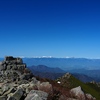 金峰山のシンボル「五丈石(ごじょうせき)」と白峰三山（しらねさんざん）