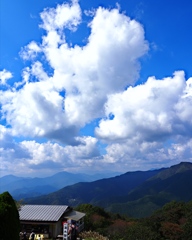 雲と山並み