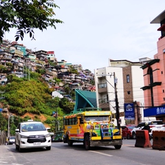 Baguioの幹線道路を走るジープニー