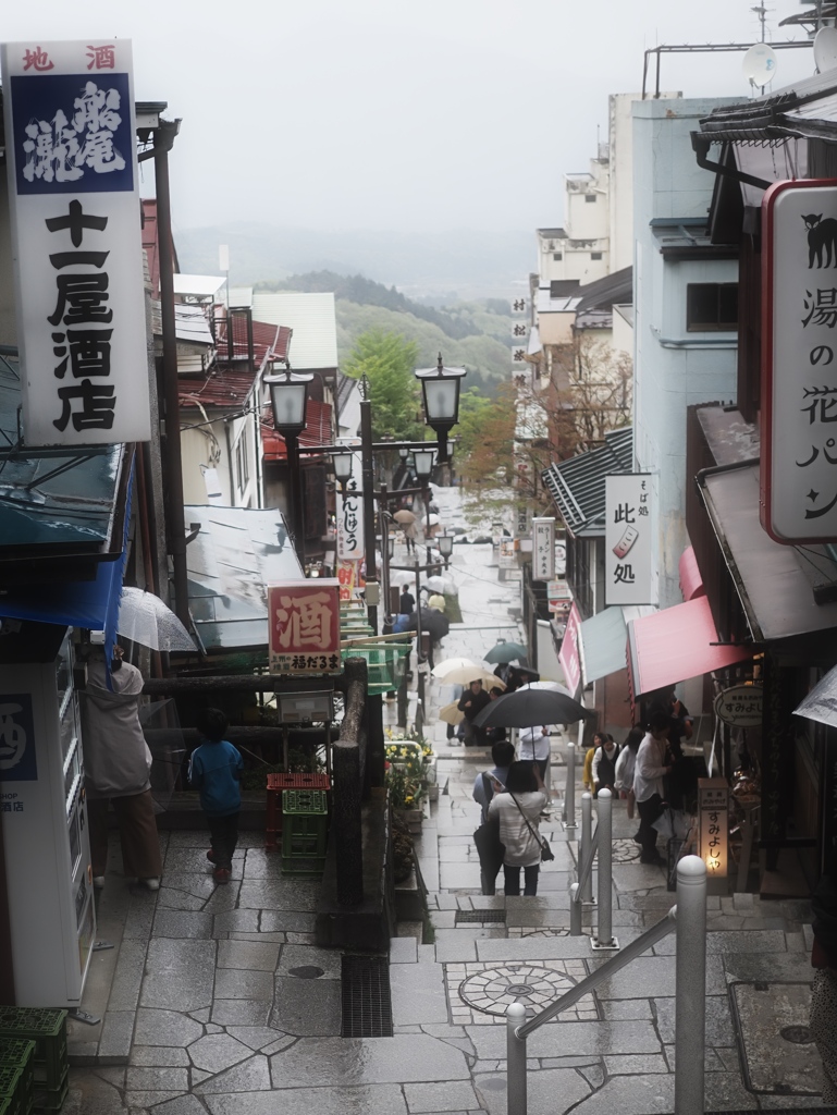 伊香保温泉。雨の石段