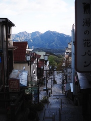 伊香保温泉の石段、翌朝は晴れて小野子山が見えた