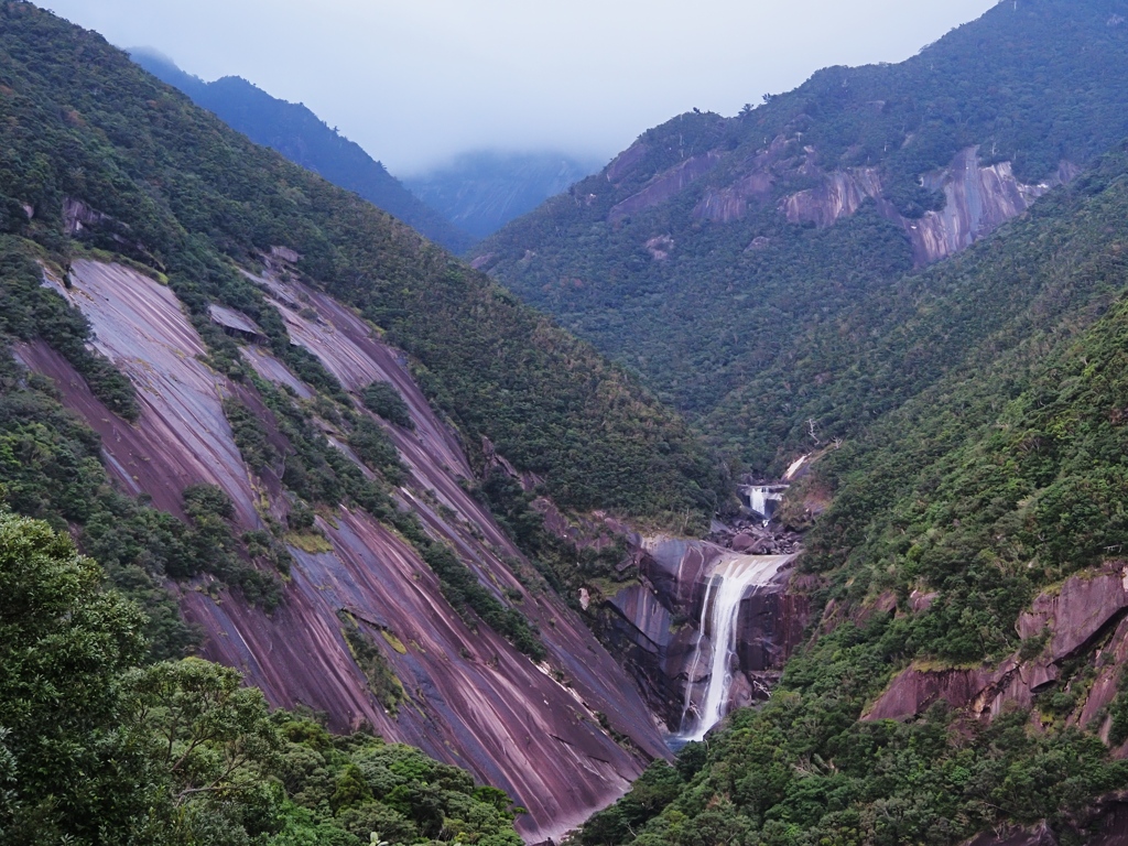 千尋の滝。左の斜めな巨大岩が印象的。台風で歩道が壊れて、近くにいけなかった