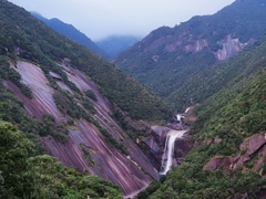 千尋の滝。左の斜めな巨大岩が印象的。台風で歩道が壊れて、近くにいけなかった