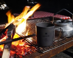 お気に入りのカップとやかん。お湯割りの準備中