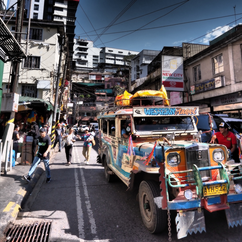 Baguioの路地裏を走るジープニー