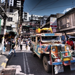Baguioの路地裏を走るジープニー
