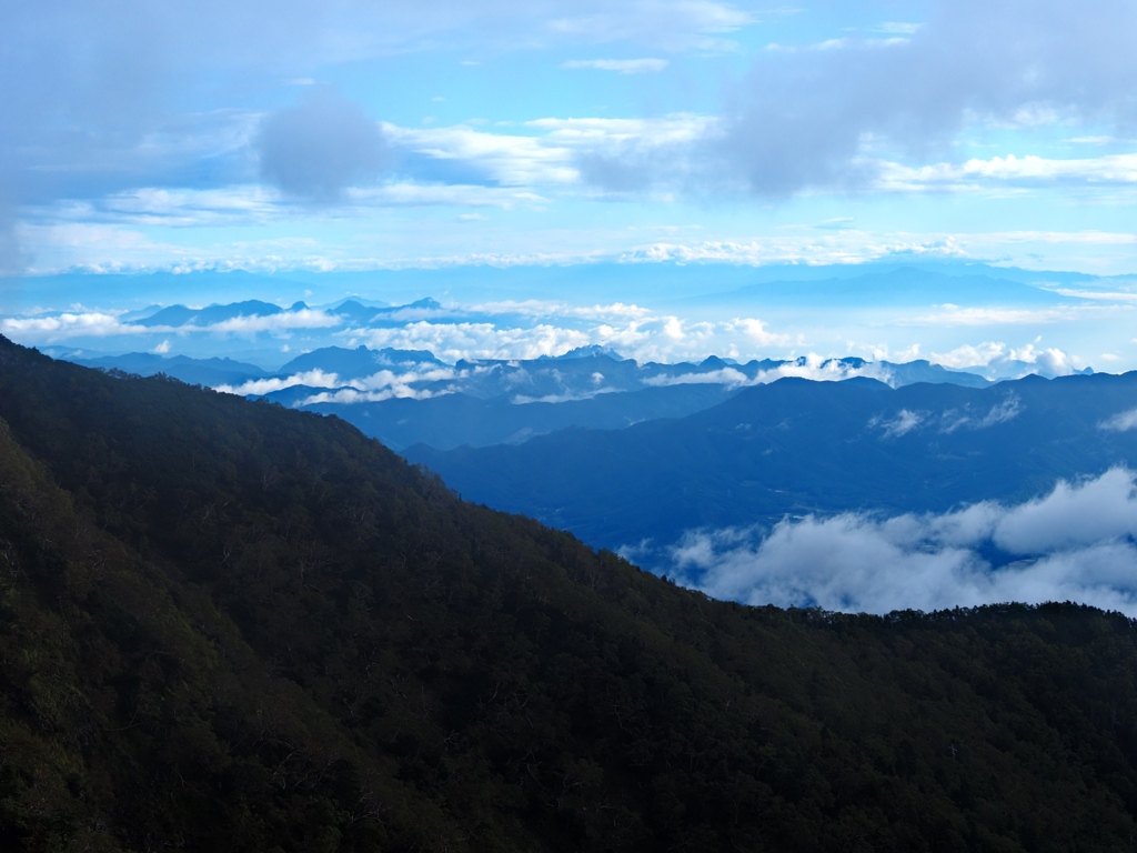 ようやく雲が抜けて遠くの山が見えてきた