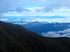 ようやく雲が抜けて遠くの山が見えてきた